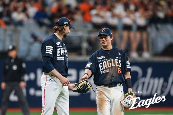 한화 와이스(왼쪽)와 노시환. 사진 한화 이글스