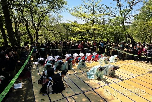 ▲ 강릉단오제 지정문화재 행사인 ‘대관령산신제 및 국사성황제’가 12일 대관령산신당과 대관령국사성황사에서 봉행됐다. 황선우 기자