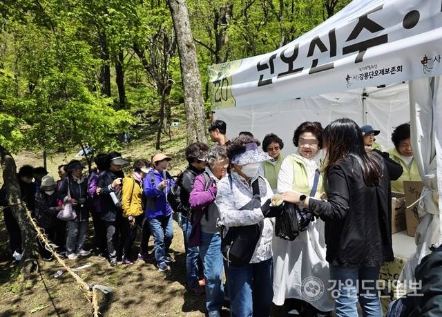 ▲ 12일 ‘대관령산신제 및 국사성황제’에 구름 인파가 몰리며 신주 및 떡 나눔 행사에 긴 대기 줄이 이어졌다. 황선우 기자