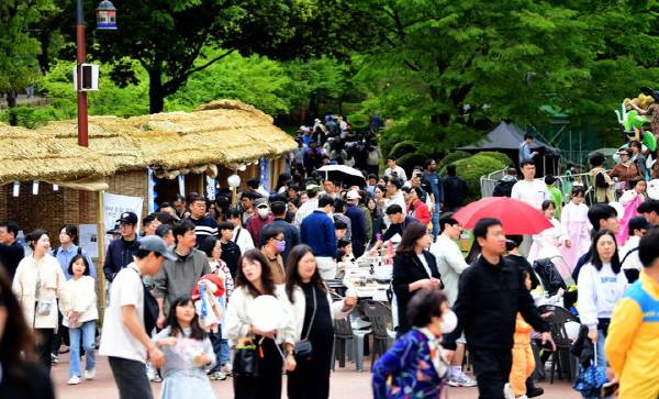 진주성에서 열린 진주논개제를 찾은 관람객. 진주시 제공