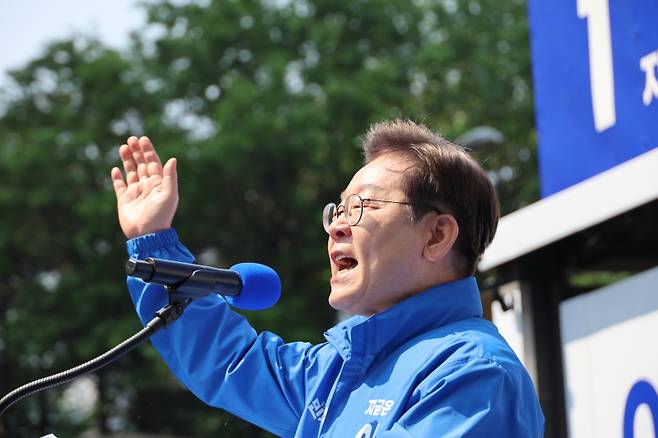 더불어민주당 이재명 대선 후보가 6·3 대통령선거 공식 선거운동 첫날인 12일 서울 광화문 청계광장에서 열린 출정식 및 첫 유세에서 후보 연설을 하고 있다. 연합뉴스