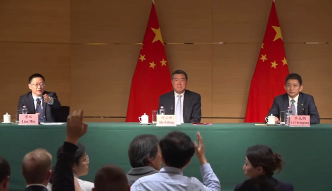 랴오민 중국 재정부 부부장, 허리펑 부총리, 리청강 국제무역담판대표(왼쪽부터)가 11일(현지시간) 주 제네바 국제무역기구 중국 대표처에서 기자회견을 하고 있다. AP연합뉴스