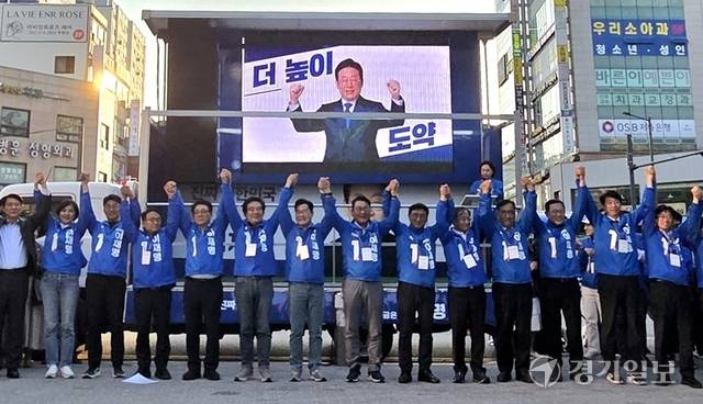 제21대 대통령 공식 선거운동 첫날인 12일 인천 부평 로데오거리에서 더불어민주당 인천시당 선거대책위원회가 출정식을 갖고 있다. 조병석·박귀빈기자