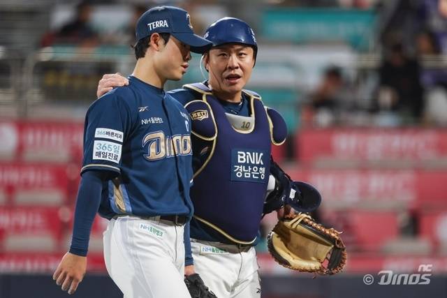 목지훈(왼쪽)을 비롯한 어린 투수들을 잘 이끌고 있는 박세혁. 사진=NC 제공