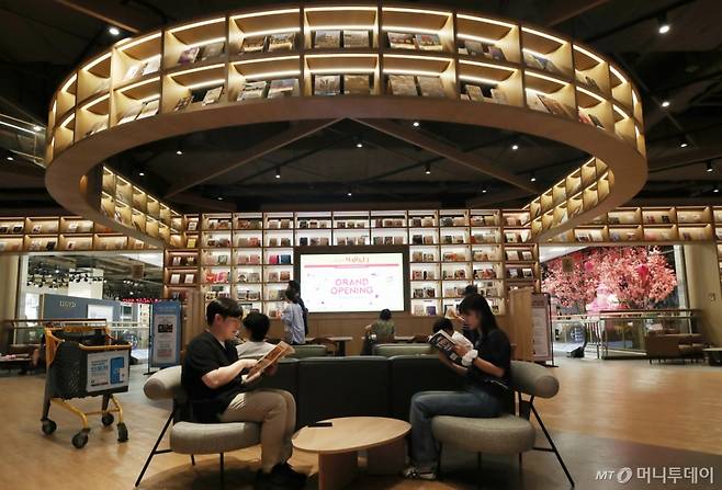 (이마트가 경기도 용인에 위치한 이마트 죽전점에 스타필드 DNA를 입힌 신개념 쇼핑 공간 '스타필드 마켓'을 새롭게 선보였다. 5개월 간의 대대적인 재단장을 거친 스타필드 마켓 죽전은 1만9천800㎡(약 6천평) 매장 면적에 쇼핑과 휴식, 체험 3가지가 어우러진 지역 밀착형 쇼핑몰을 표방한다. 사진은 오픈 첫 날인 29일 방문객들이 매장 1층에 위치한 대형 라운지 '북 그라운드'를 이용하는 모습. 2024.8.29/뉴스1