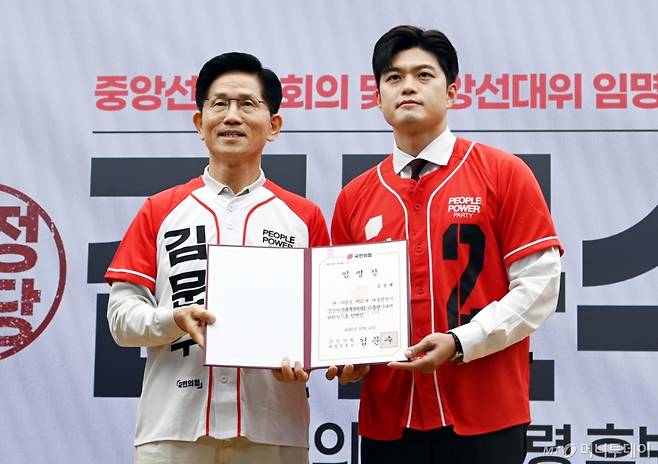 (서울=뉴스1) 이광호 기자 = 김문수 국민의힘 대통령 후보가 12일 오전 서울 여의도 중앙당사에서 열린 중앙선대위 임명장 수여식에서 비상대책위원장에 내정된 김용태 의원에게 공동선거대책위원장 임명장을 수여하고 있다. (공동취재) 2025.5.12/뉴스1 Copyright (C) 뉴스1. All rights reserved. 무단 전재 및 재배포, AI학습 이용 금지. /사진=(서울=뉴스1) 이광호 기자