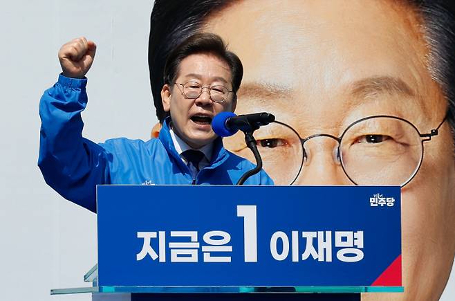 이재명 더불어민주당 대선후보가 제21대 대통령선거 공식 선거운동이 시작된 12일 오전 서울 종로구 광화문광장에서 열린 중앙선거대책위원회 출정식에서 연설을 마친 뒤 두 손을 들어 시민들에게 인사하고 있다. / 사진=뉴시스 조성우 기자 /사진=조성우