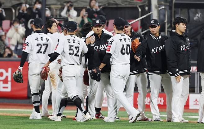 6경기 연속 무승을 기록한 KT위즈가 8연패에 빠진 삼성 라이온즈와 맞대결을 펼친다. 사진은 2025시즌 KT위즈 선수단의 모습. /사진=뉴스1