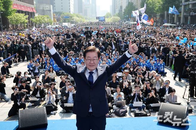 이재명 더불어민주당 대선 후보가 6·3 대통령선거 공식 선거운동 첫날인 12일 서울 광화문 청계광장에서 열린 출정식 및 첫 유세에서 두 팔을 번쩍 들어보이고 있다. 류영주 기자