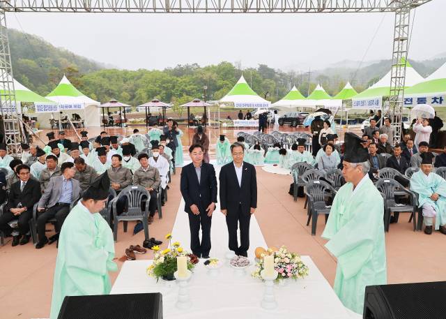 ▲개막식에 참석한 오도장 영양군수(왼쪽) ,김영번 군 의회 의장 모습ⓒ영양군청
