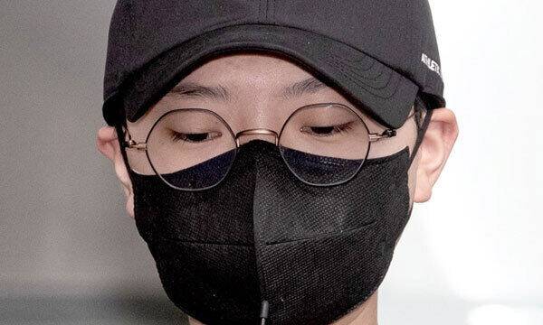 수십억원대 투자 사기 혐의로 구속 기소된 전청조씨가 지난해 11월10일 서울 송파경찰서에서 검찰로 송치되고 있는 모습. 뉴스1