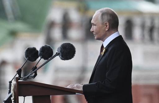 블라디미르 푸틴 대통령이 9일(현지 시간) 러시아 모스크바 붉은광장에서 열린 제2차 세계대전 승리 80주년(전승절) 기념 열병식에서 연설하고 있다. 모스크바=AP/뉴시스