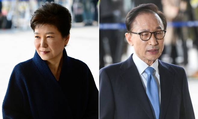 (왼쪽부터) 박근혜 전 대통령이 2017년 3월21일 서울 서초동 서울중앙지검에 도착해 포토라인에 서기 전 주위를 둘러보고 있다. 이명박 전 대통령이 2018년 3월14일 서울 서초구 서울중앙지검에 피의자 신분으로 출석해 입장문을 읽고 있다. 세계일보 자료사진·사진공동취재단