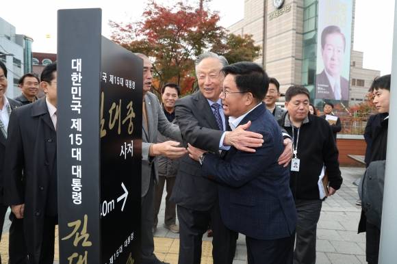 박강수(오른쪽) 서울 마포구청장과 권노갑 김대중재단 이사장이 마포구 동교동 김대중길 명명식 행사에서 포옹하고 있다. 마포구 제공