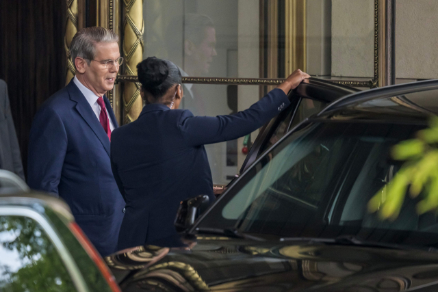 스콧 베선트(맨 왼쪽) 미국 재무부 장관이 10일(현지 시간) 스위스 제네바에서 중국 대표단과 무역 협상을 위해 숙소에서 출발하고 있다. AFP연합뉴스