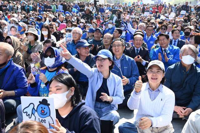 이재명 더불어민주당 대선 후보의 지지자들이 12일 서울 종로구 청계광장에서 출정식 성격으로 진행된 '빛의 혁명'을 찾아 이 후보를 연호하고 있다. 오승현 기자 2025.05.12