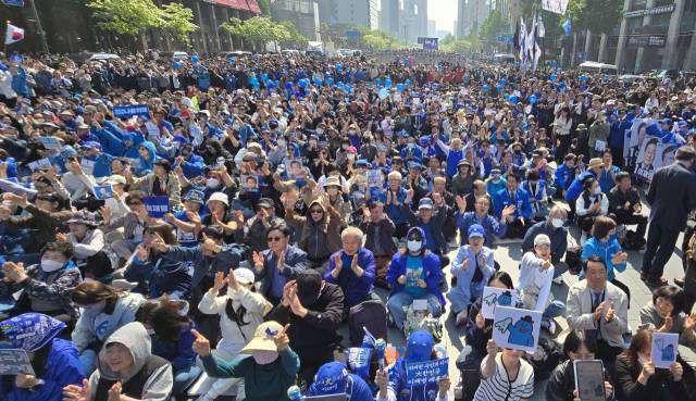 이재명 더불어민주당 대선 후보의 지지자들이 12일 서울 종로구 청계광장에서 출정식 성격으로 진행된 '빛의 혁명'을 찾아 이 후보를 연호하고 있다. 오승현 기자 2025.05.12