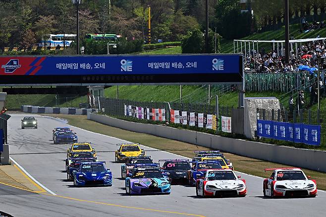 2025 오네 슈퍼레이스 챔피언십 개막전 스타트 장면. 사진 김학수 기자