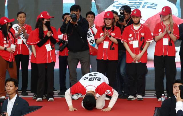 김문수 국민의힘 대선 후보가 12일 대구 서문시장에서 유세 중 큰절하고 있다. 연합뉴스