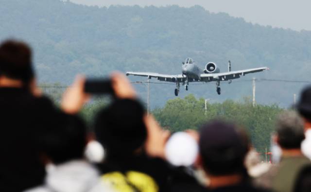11일 경기도 평택시 주한미공군 오산기지에서 열린 '오산 에어 파워 데이 2025'에서 A-10 공격기가 시범비행을 마치고 착륙하고 있다. 평택 = 연합뉴스