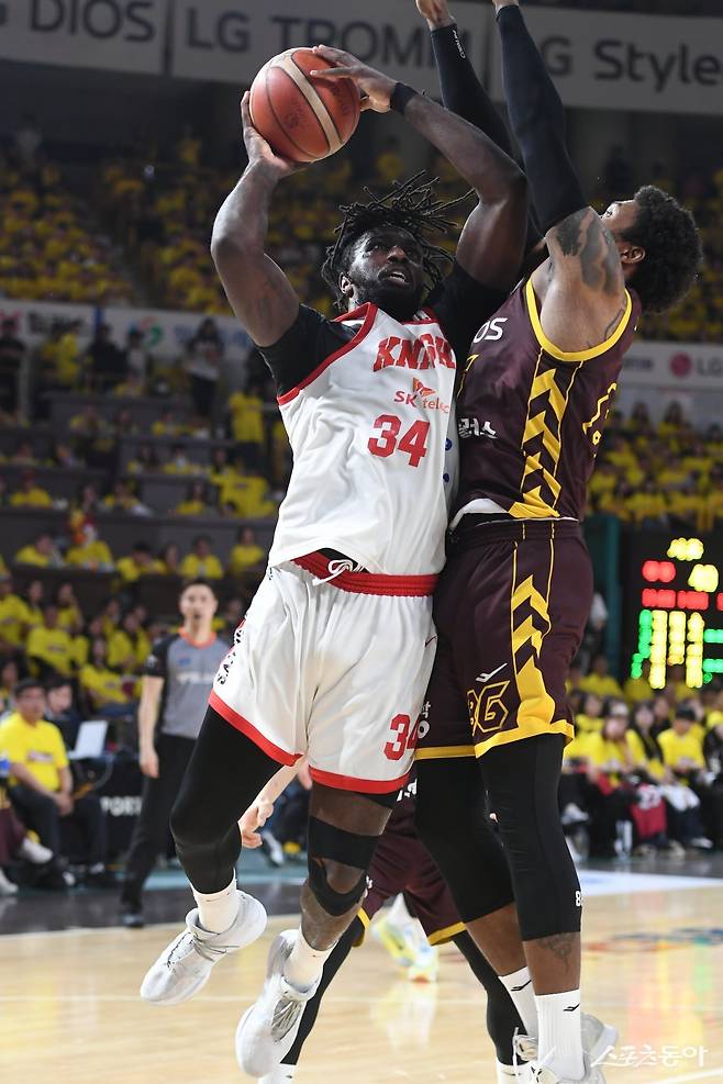 SK 자밀 워니(왼쪽)이 11일 창원체육관에서 열린 LG와 챔피언 결정전 4차전에서 대릴 먼로의와 치열한 몸싸움을 하며 골밑 돌파를 시도하고 있다. 사진제공|KBL
