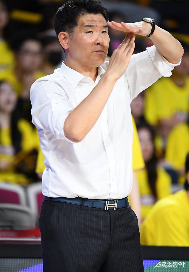 11일 창원체육관에서 열린 SK와 LG의 챔피언 결정전 4차전. LG 조상현 감독이 선수들에게 작전을 지시하고 있다. 사진제공|KBL
