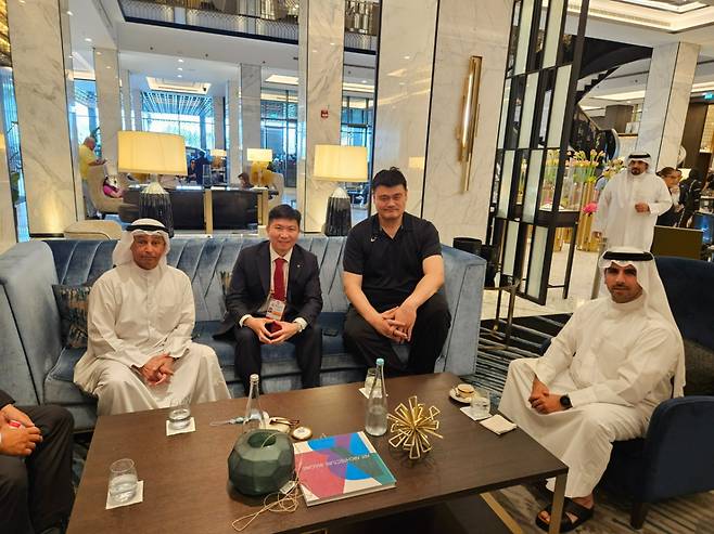 (왼쪽부터) 후세인 알 무살람 OCA 사무총장, 유승민 대한체육회장, 야오밍, 셰이크 파하드 나세르 쿠웨이트 NOC위원장. /사진=대한체육회 제공