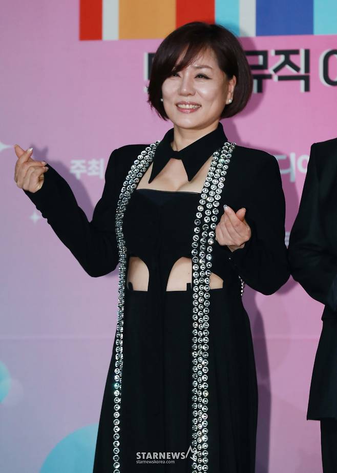 가수 한혜진이 12일 오후 서울 마포구 상암동 SBS 프리즘 타워에서 진행된 트롯뮤직어워즈 2024 레드카펫 행사에 참석해 포즈를 취하고 있다. /2024.04.12 /사진=이동훈