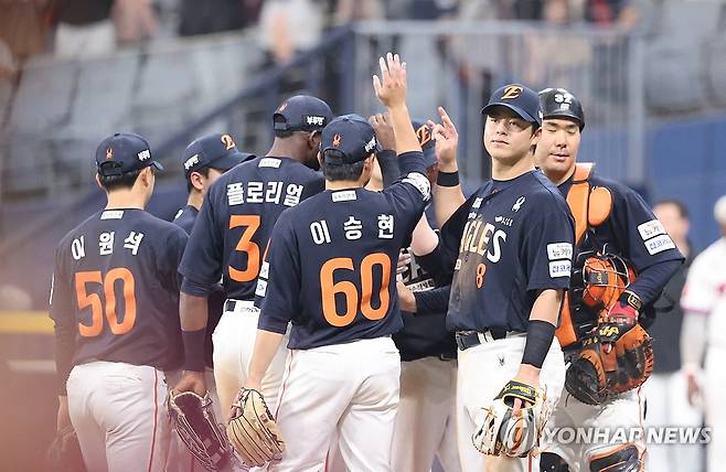 한화 12연승 달성 (서울=연합뉴스) 임화영 기자 = 11일 서울 고척스카이돔에서 열린 프로야구 한화 이글스와 키움 히어로즈의 경기에서 8-0으로 승리한 한화 선수들이 기뻐하고 있다. 2025.5.11 hwayoung7@yna.co.kr