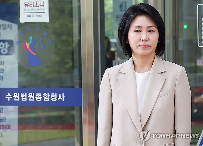 '공직선거법 위반 혐의' 김혜경 항소심도 벌금 150만원 선고 (수원=연합뉴스) 홍기원 기자 = 공직선거법 위반 혐의로 기소돼 1심에서 벌금형을 선고받은 더불어민주당 이재명 대선후보 배우자 김혜경 씨가 12일 경기도 수원시 영통구 수원고등법원에서 열린 항소심 선고공판을 마치고 나오고 있다. 2025.5.12 xanadu@yna.co.kr