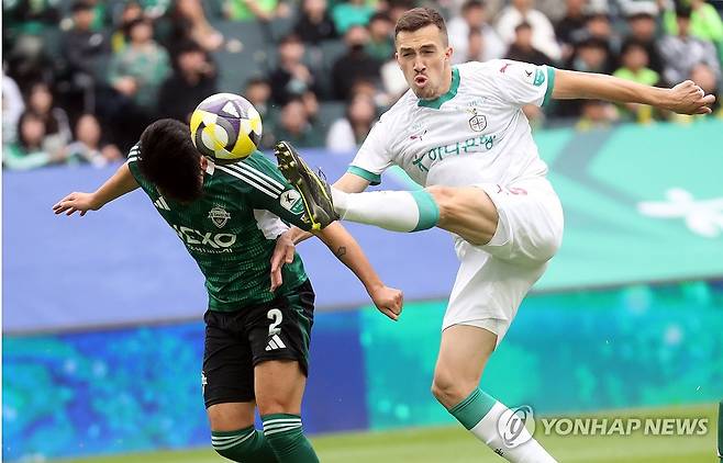 프로축구 대전-전북 (전주=연합뉴스) 최영수 기자 = 6일 전주월드컵경기장에서 벌어진 프로축구 K리그1. 대전 안톤(흰색)의 슛을 전북 현대 김영빈이 방해하고 있다. 2025.5.6 kan@yna.co.kr