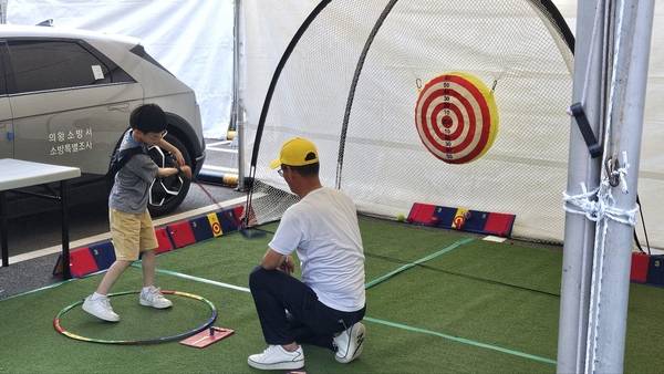 지난해 열린 의왕 백운호수축제에서 열린 스내그골프 부스에서 체험에 나선 학생이 지도자의 교육을 바탕으로 골프 스윙을 하는 모습. /경인일보DB