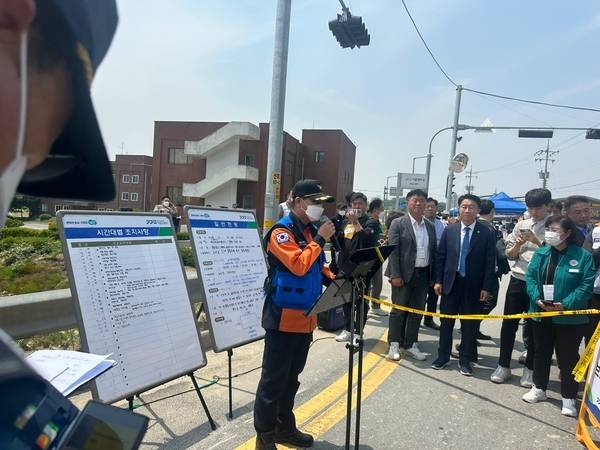 이천시 대형물류센터 화재 현장에서 소방당국이 브리핑을 진행하고 있다. 2025.5.13 /목은수기자 wood@kyeongin.com