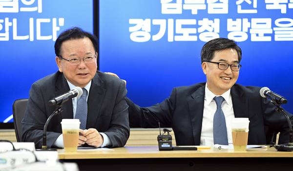 김동연 경기도지사와 김부겸 전 국무총리가 13일 오전 경기도청 서희홀에서 열린 실·국장 간담회에서 인사말 도중 환하게 웃고 있다. 2025.5.13 /이지훈기자 jhlee@kyeongin.com