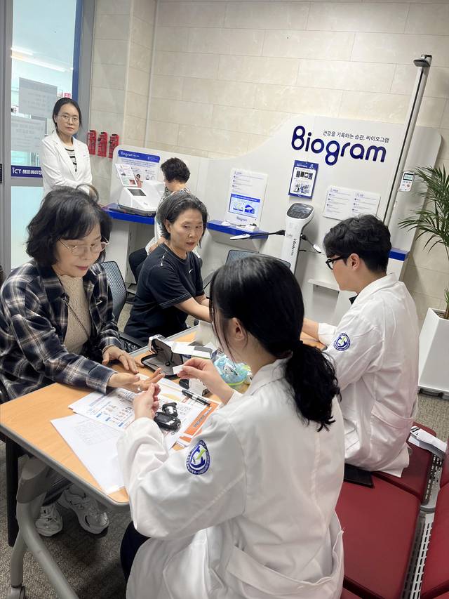 ▲ 충북보건과학대학교 간호대학 학생들이 청주 서원노인복지관을 이용하는 어르신들을 대상으로 혈당을 측정하고 있다./충북보건과학대 제공