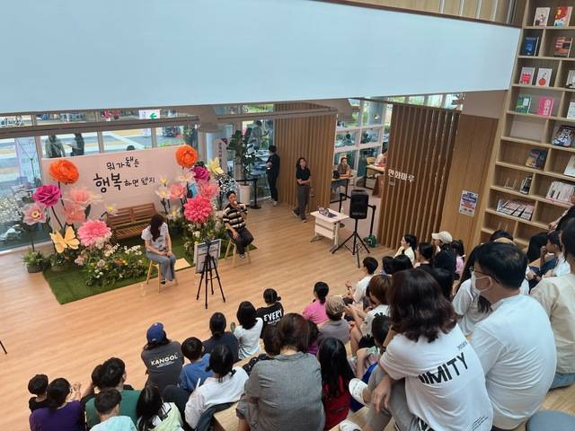 지난해 상주시립도서관에서 개최된 인구정책을 위한 경북 청년연합체의 로컬을 바꾸는 시간 모임. 상주시 제공