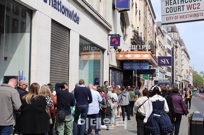 뮤지컬 ‘백투더퓨처’ 공연장인 런던 아델피 극장 앞에 긴 줄이 늘어서 있다.(사진=김현식 기자)