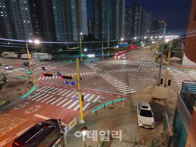 통학로 보행자 안전을 보호하기 위한 수원시의 바닥 신호등 설치 모습.(사진=수원시)