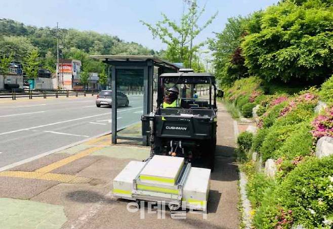 광명시가 싱크홀 사고 예방을 위해 오는 6월부터 9월까지 관내 대형 굴착 공사 현장 인근에서 GPR 탐사를 실시한다. 사진은 도로변에서 탐사를 진행 중인 GPR 장비.(사진=광명시)