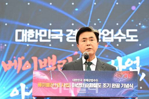 김태흠 충남지사가 2024년 11월 21일 충남 아산 인주역에서 열린 ‘아산만 순환철도’ 조기 완공 기념식에서 인사말을 하고 있다. (사진=충남도 제공)