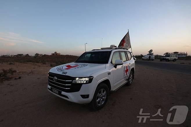 12일(현지시간) 국제적십자사(ICRC) 차량이 가자지구 데이르 알 바라 지역에서 팔레스타인 무장 정파 하마스로부터 미국-이스라엘 이중국적 인질 에단 알렉산더를 인계받아 이송하고 있다. 2025.05.12 ⓒ AFP=뉴스1 ⓒ News1 정지윤 기자