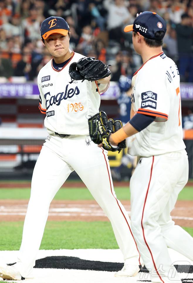 18일 대전 한화생명볼파크에서 열린 프로야구 '2025 신한 SOL 뱅크 KBO리그' 한화 이글스와 NC 다이노스 경기에서 한화 정우주가 6회 호투하며 더그아웃으로 들어오고 있다. 2025.4.18/뉴스1 ⓒ News1 김기남 기자