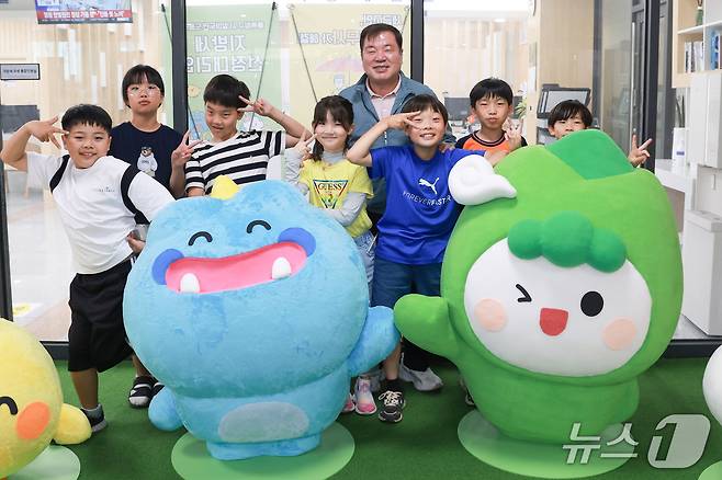 산청군 차황초등학교 학생들과 이승환 군수(산청군 제공. 재판매 및 DB금지)