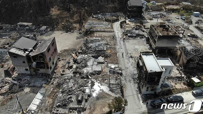 12일 오전 강원도 강릉시 저동골길 펜션단지가 전날 발생한 강릉 산불 화재로 전소돼 있다. 지난 11일 오전 8시22분쯤 강릉 난곡동 일원에서 산불이 발생했다. 강풍에 산불이 번지자 소방당국은 소방대응 3단계를 발령하고 최고 수위 대응에 나서 8시간만에 진화했다. 이번 산불로 '축구장 530개 면적' 산림을 태우고 주택, 펜션 등 총 100곳이 넘는 시설물이 소실되거나 부분 소실됐으며 1명이 사망했다. 2023.4.12/뉴스1 ⓒ News1 박세연 기자