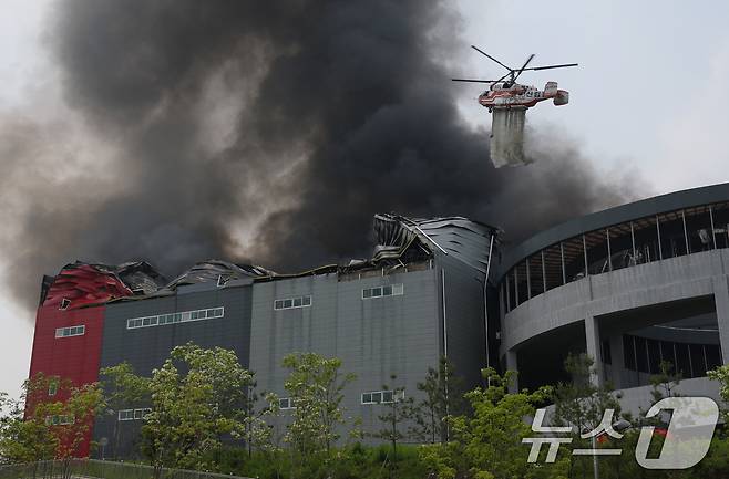 13일 오후 경기 이천시 부발읍 소재 대형 물류창고에서 화재가 발생해 검은 연기가 치솟고 있다. 2025.5.13/뉴스1 ⓒ News1 김영운 기자