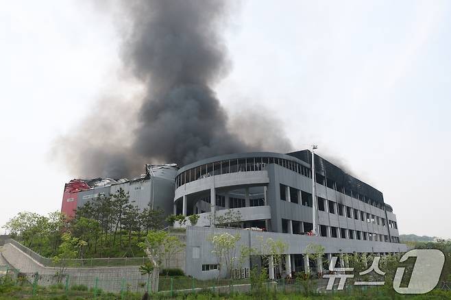 13일 경기도 이천시 부발읍 소재 대형 물류창고에서 화재가 발생해 검은 연기가 치솟고 있다. 2025.5.13/뉴스1 ⓒ News1 김영운 기자