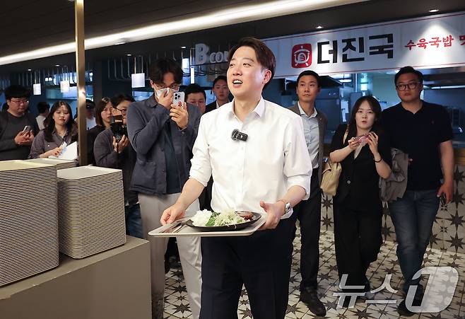 이준석 개혁신당 대통령 후보가 13일 대구 북구 경북대를 찾아 학생들과 점심 식사를 위해 자리로 향하고 있다. 2025.5.13/뉴스1 ⓒ News1 공정식 기자