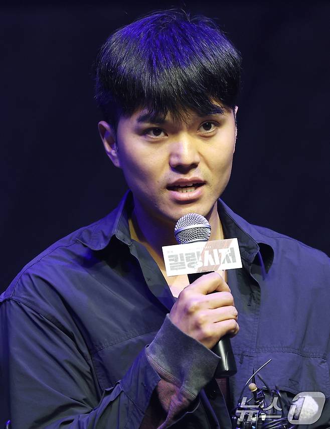 연출가 김정이 13일 서울 마포구 서강대학교 메리홀 대극장에서 열린 연극 ‘킬링시저’ 프레스콜에서 인사말을 하고 있다. 윌리엄 셰익스피어의 명작 '줄리어스 시저'를 원작으로 한 연극 '킬링 시저'는 공화정을 지킨다는 명분으로 벌어진 시저 암살이 결국 또 다른 독재자를 탄생시킨 아이러니를 다룬 작품이다. 2025.5.13/뉴스1 ⓒ News1 권현진 기자