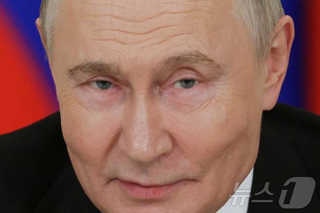 블라디미르 푸틴 러시아 대통령이 11일(현지시간) 모스크바에서 제2차 세계대전 승리 기념일 축하 행사를 마친 뒤 취재진을 만나 "한 번도 우크라이나와의 대화를 거부한 적이 없다. 휴전 협상을 조건 없이 다시 시작하자"고 말하고 있다. 2025.05.12 ⓒ AFP=뉴스1 ⓒ News1 우동명 기자