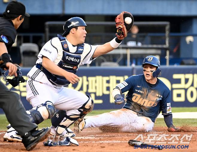 11일 잠실야구장에서 열린 NC와 두산의 더블헤더 2차전, 3회초 2사 만루 NC 박세혁의 2타점 적시타�� 2루주자 천재환이 홈으로 파고들어 세이프되고 있다. 잠실=허상욱 기자wook@sportschosun.com/2025.05.11/